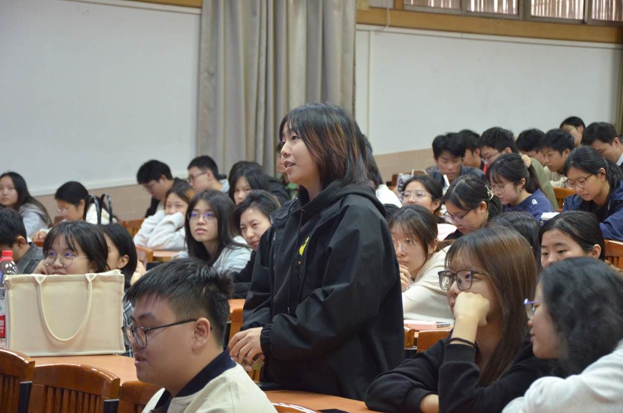 提问中的同学 卢子淇摄