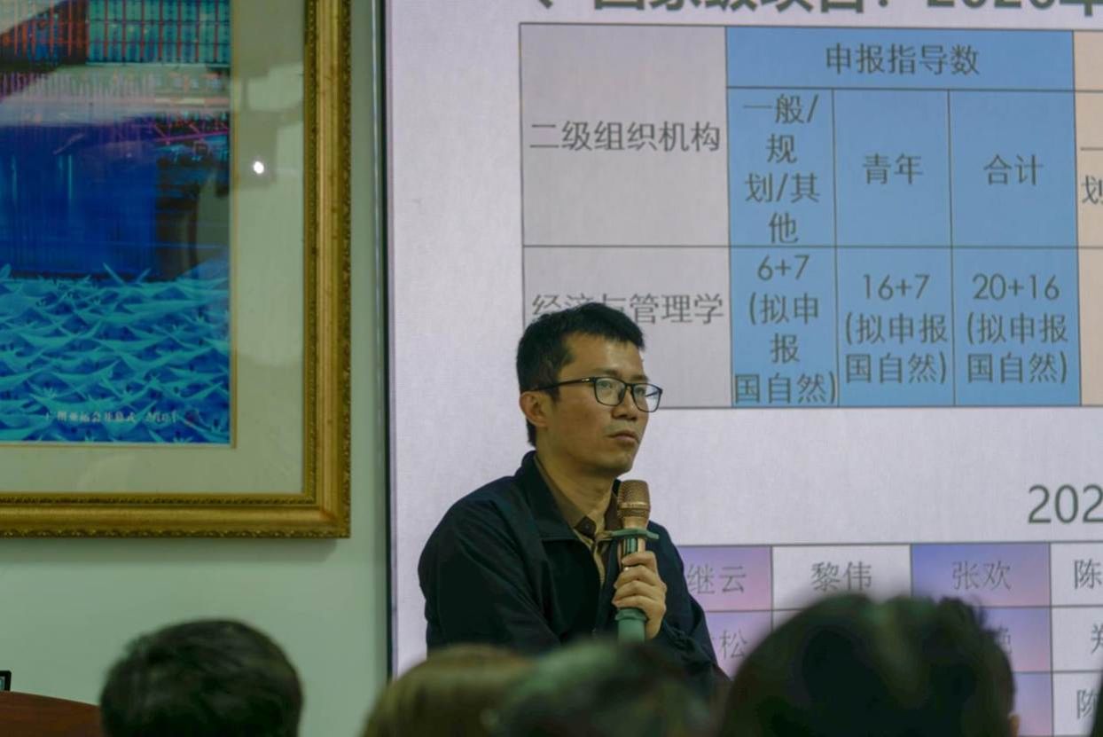 老师讲话 李开阳摄